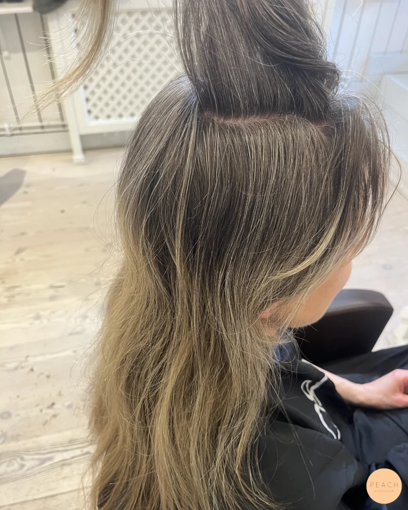 Beige blond som smälter ihop med grått hår