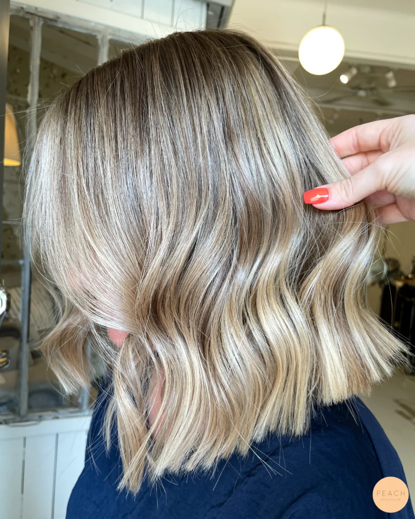 Naturlig blond hårfärg med ljusa slingor
