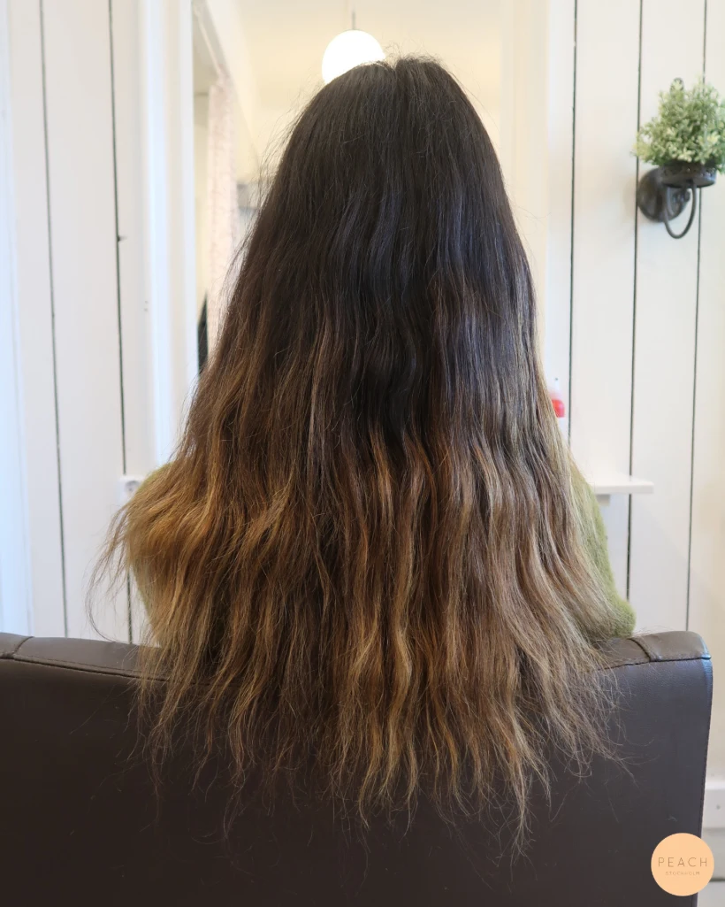 Ljusa slingor i mörkt hår med extra glans