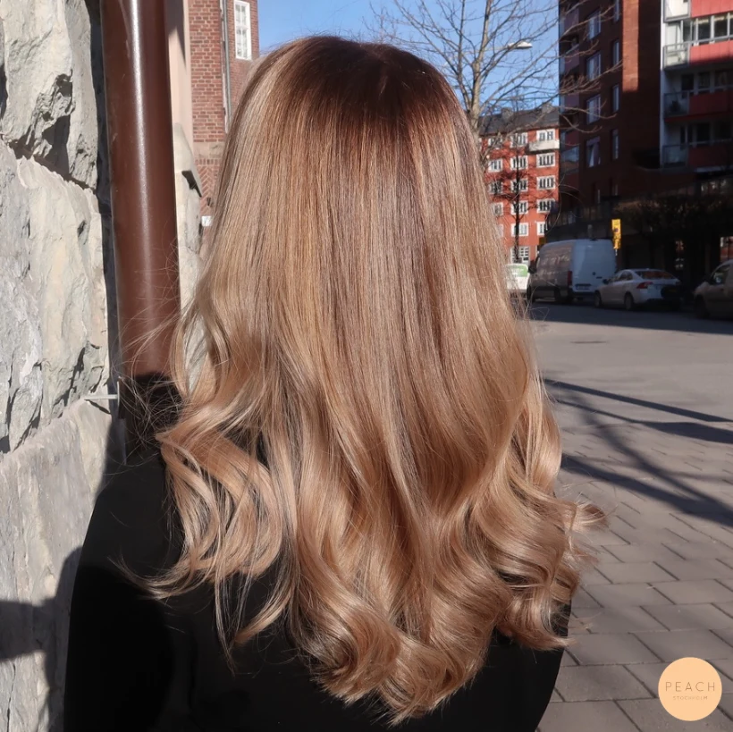 Varm blond balayage med ljusa slingor
