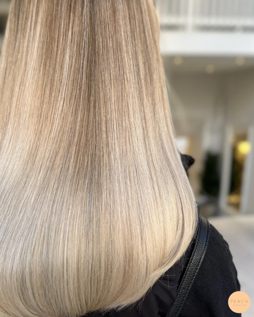 Kall beige balayage med ljusa slingor
