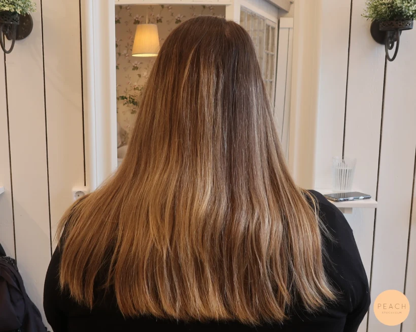 Varm mörkblond hårfärg med ljusa slingor