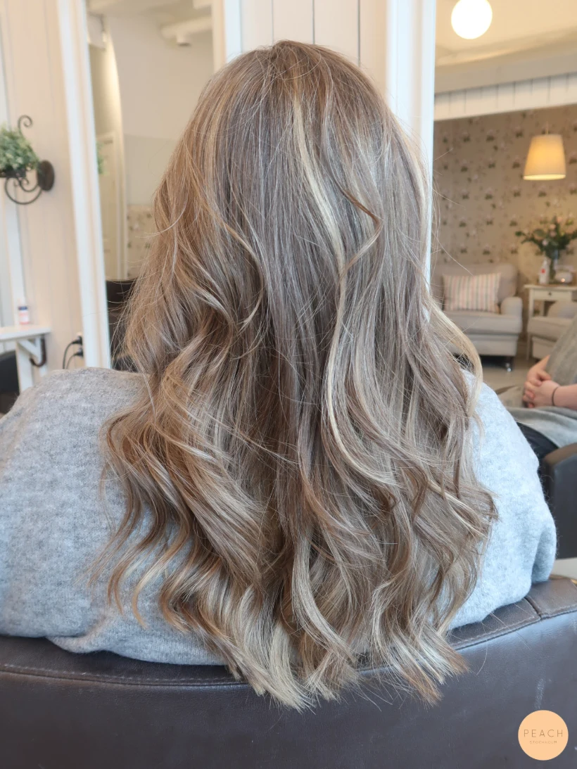 Kall mörkblond hårfärg med ljusa slingor