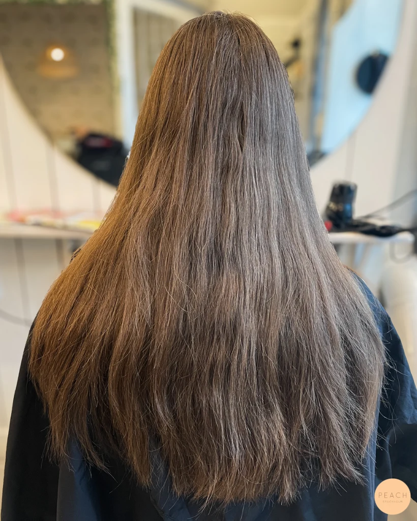 Slingor i ett ofärgat hår med beige toner
