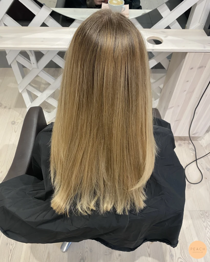 Cool blonde med ljusa slingor