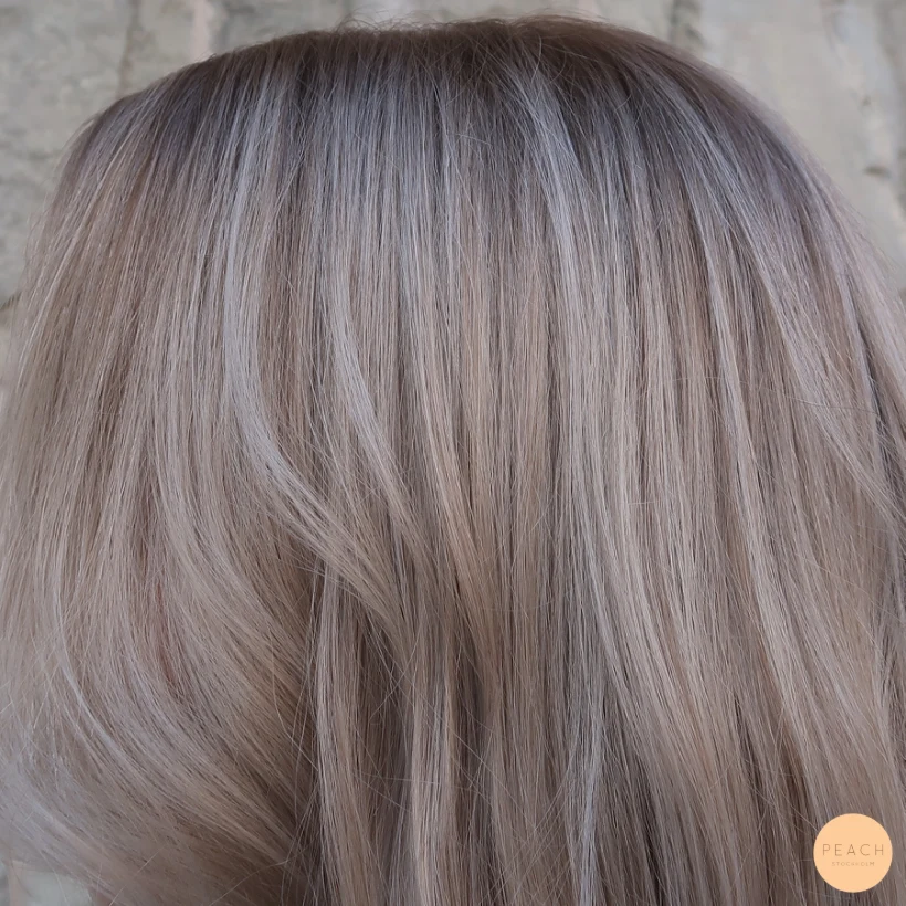 Vit blond med mjuk gråhårsövergång