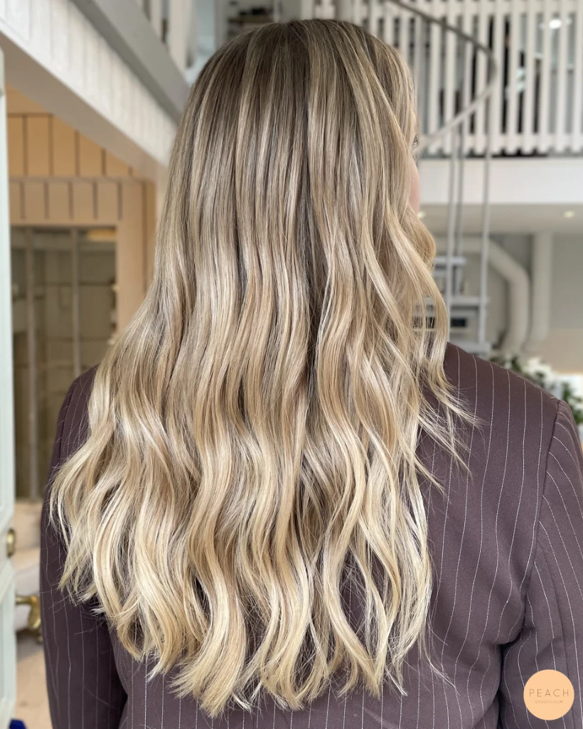 Blond balayage med ljusa slingor och röda toner