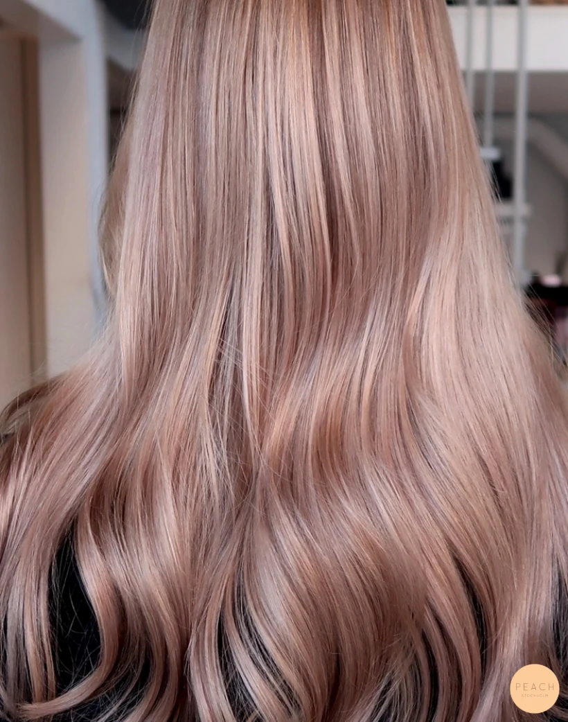 Krämig beige blond med mörkare botten