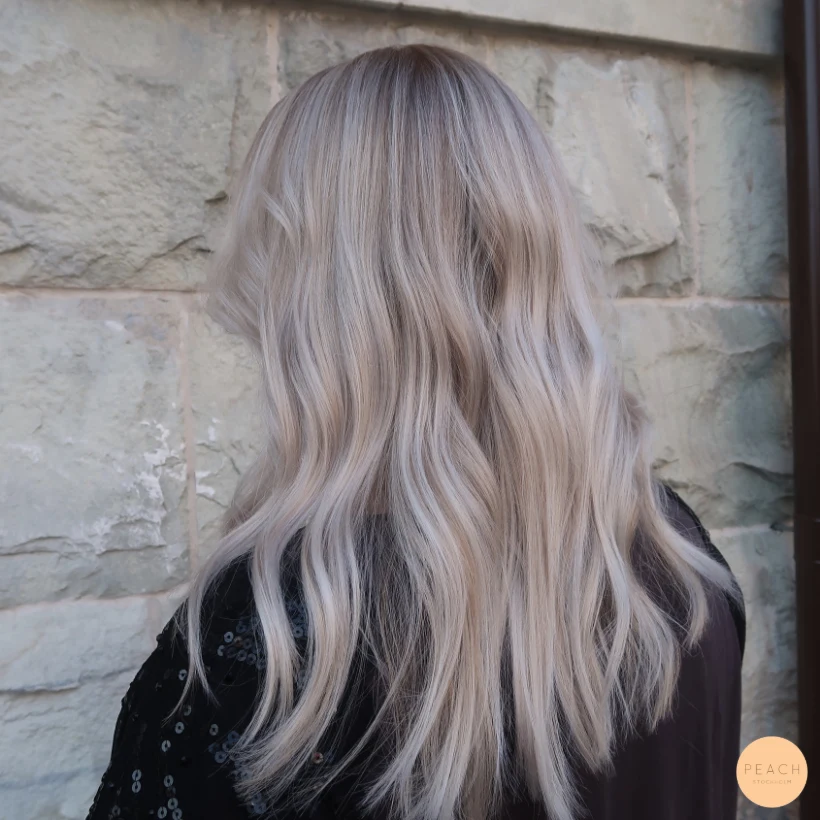 Vit blond med mjuk gråhårsövergång