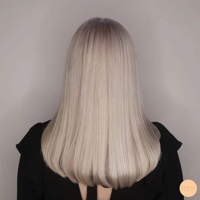 Isblond hårfärg med isblond finish