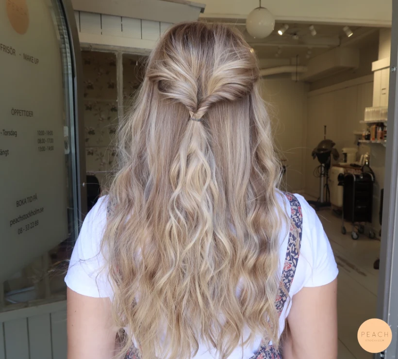 Beige blond hårfärg med ljusa slingor och lowlights och beige toner