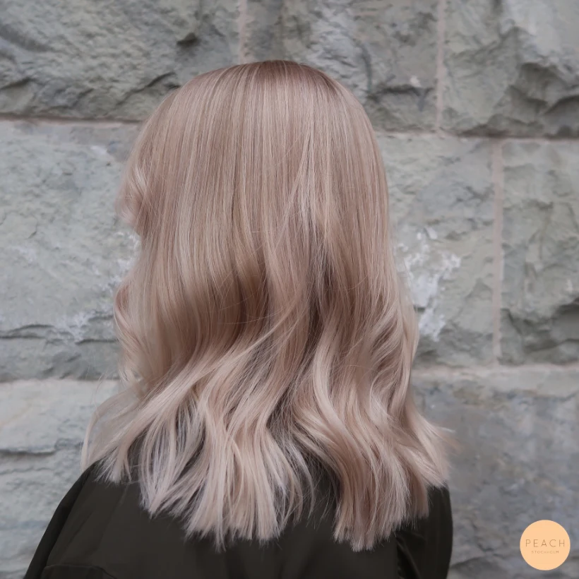 Ljusblond med rosa nyans