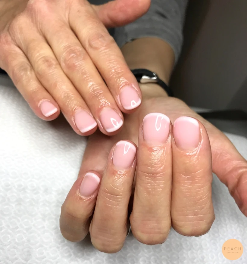 Naturlig fransk manikyr på nagelbitare