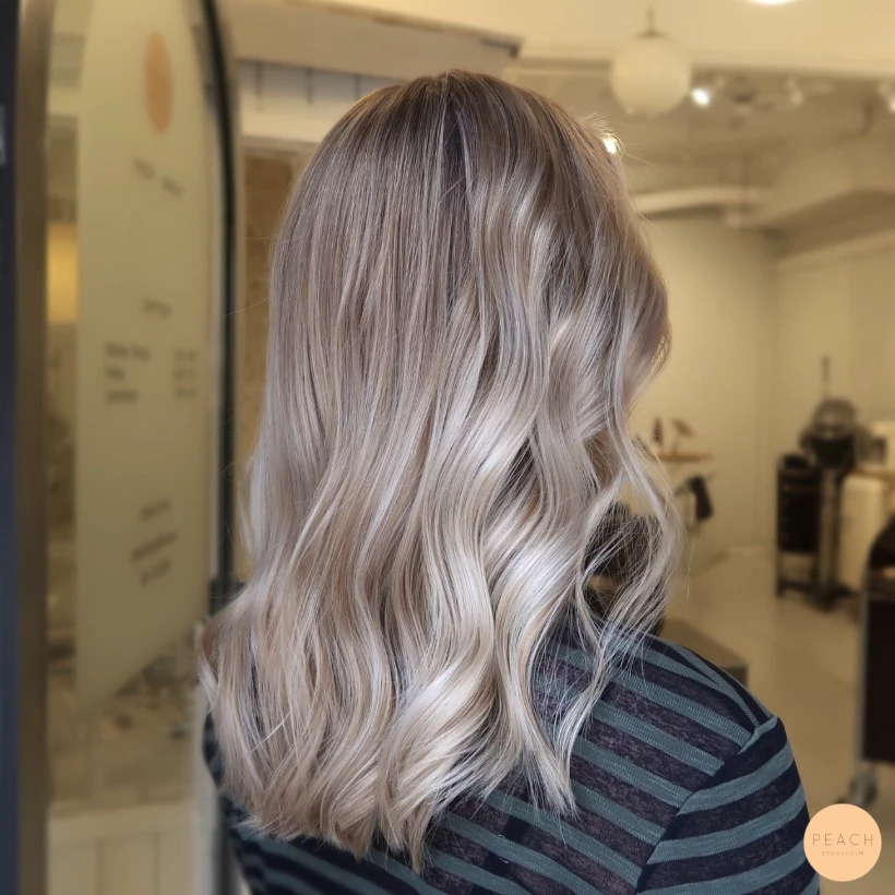 Soft balayage i svala toner
