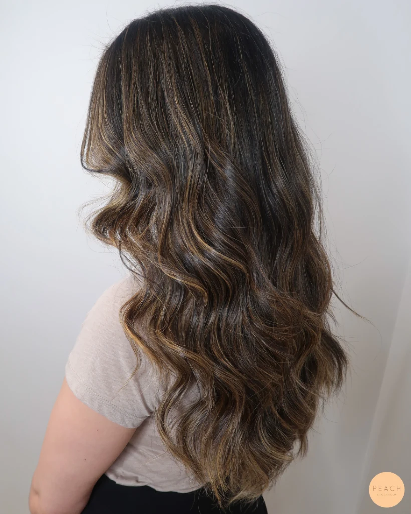 Balayage mörkt hår med ljusa slingor