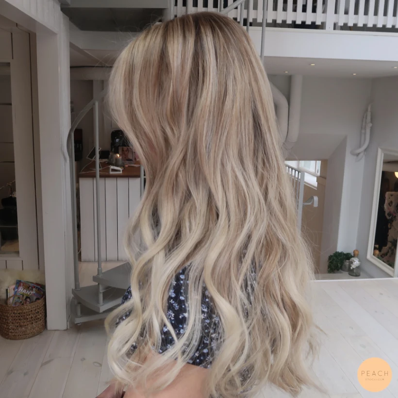 Sommar blond balayage med ljus face frame