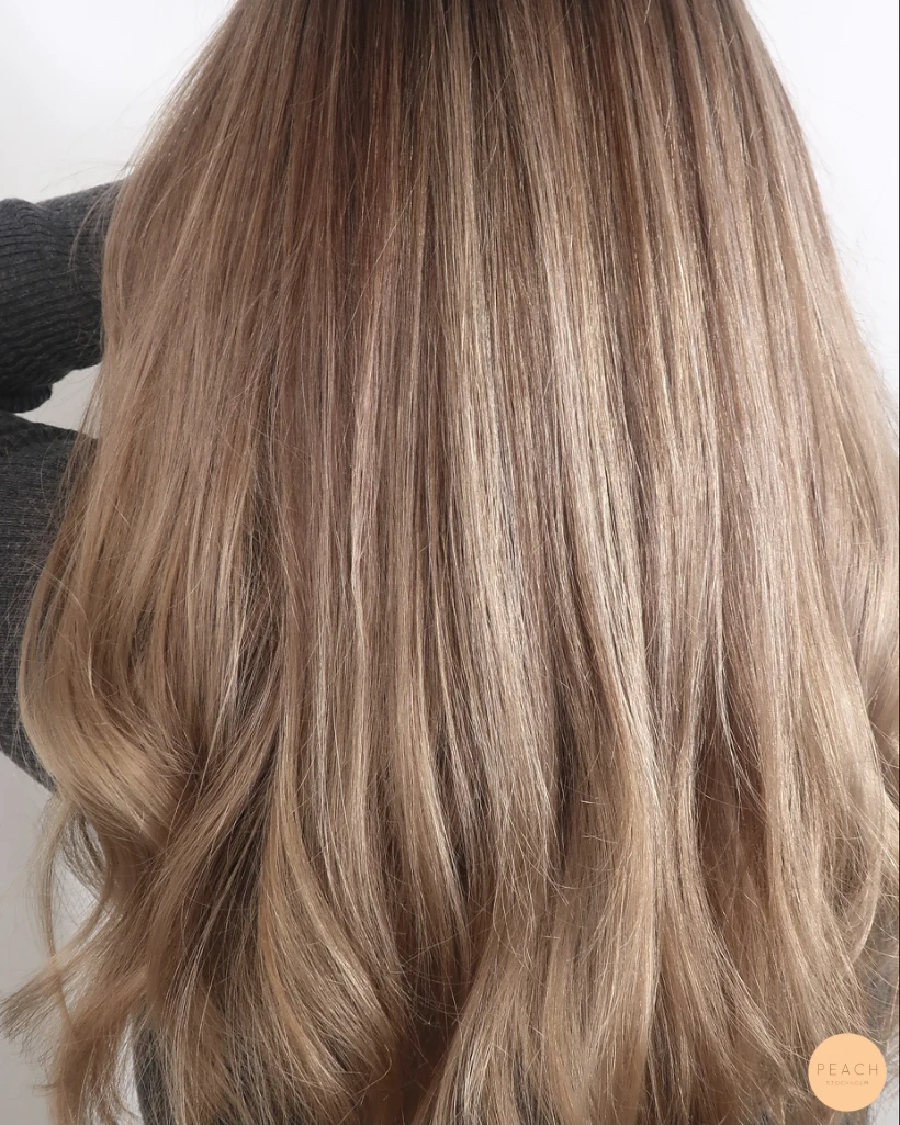 Beige balayage med mjuka lowlights