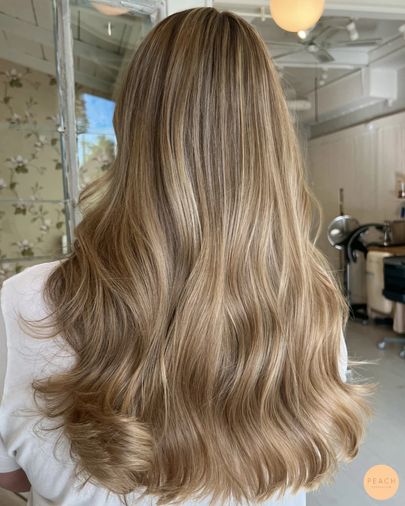 Soft blonde med ljusa slingor och extra glans