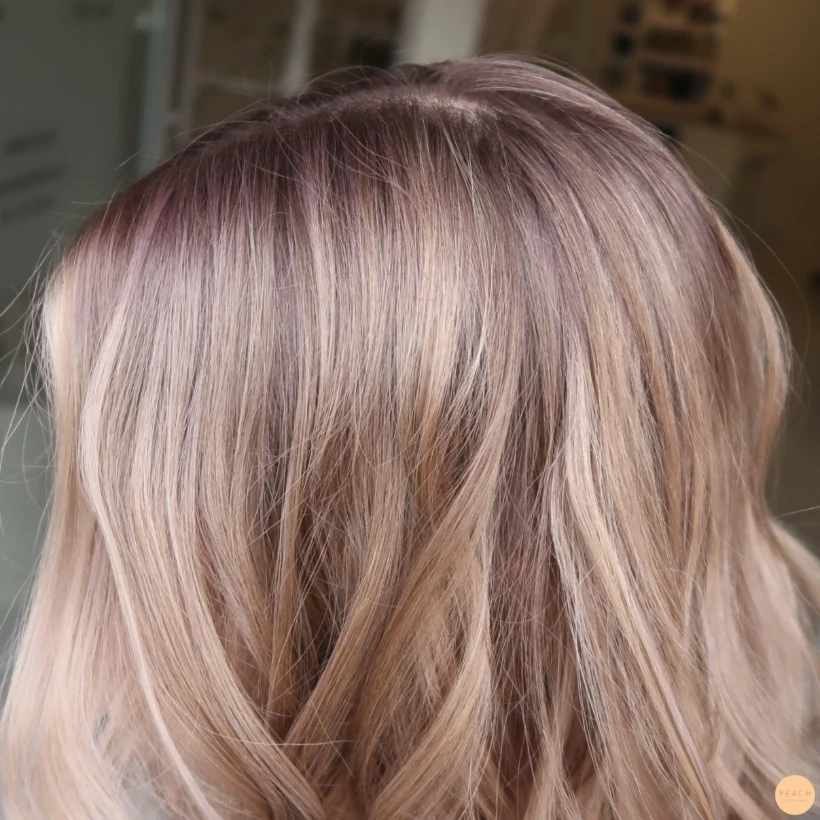 Soft blond med face framing och rootshadow