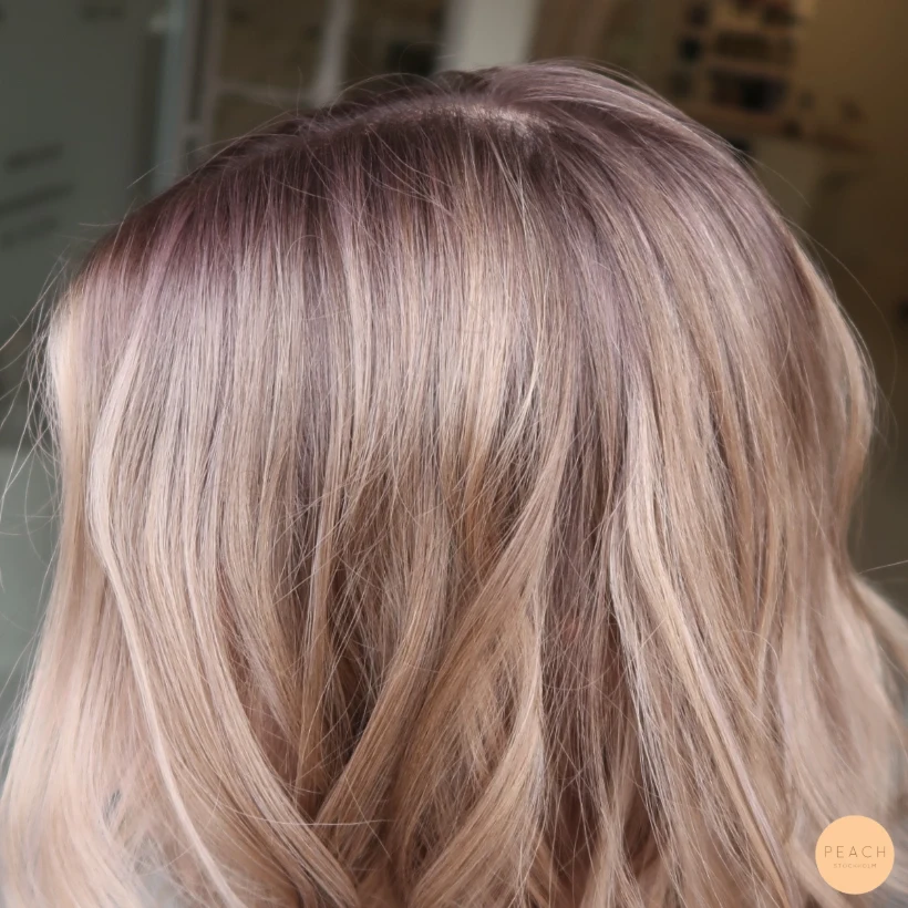 Soft blond med face framing och rootshadow