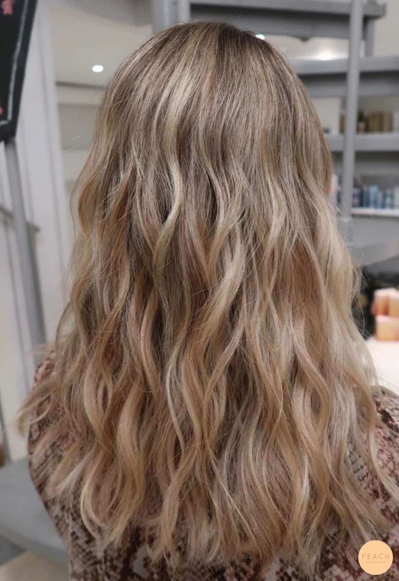 Blond lowlights root stretch