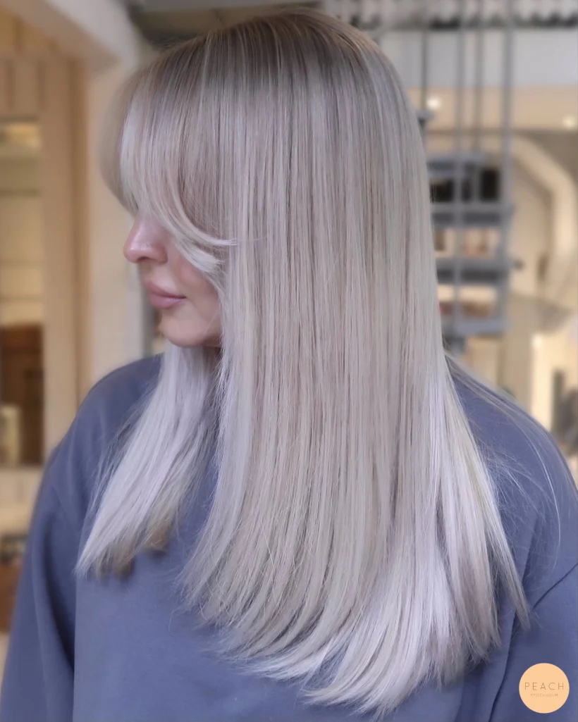 Blond hårfärg slingor med sval nyansering