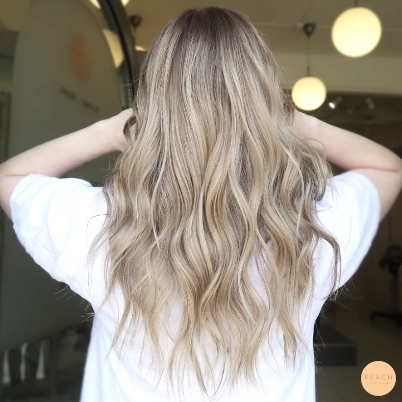 Kall blond hårfärg med highlights och lowlights