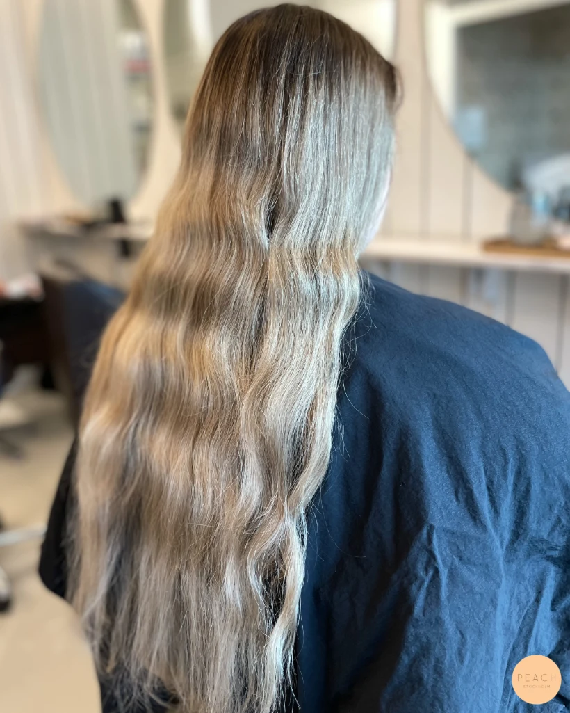 Uppfräschning av utväxt med ljusa slingor