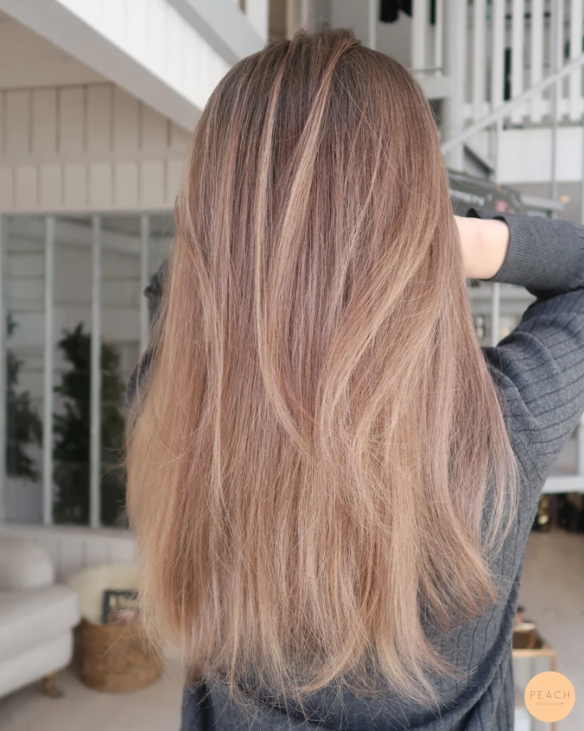 Mörkblond beige hårfärg lowlights
