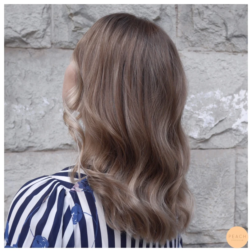 Kall beige balayage med beige toner
