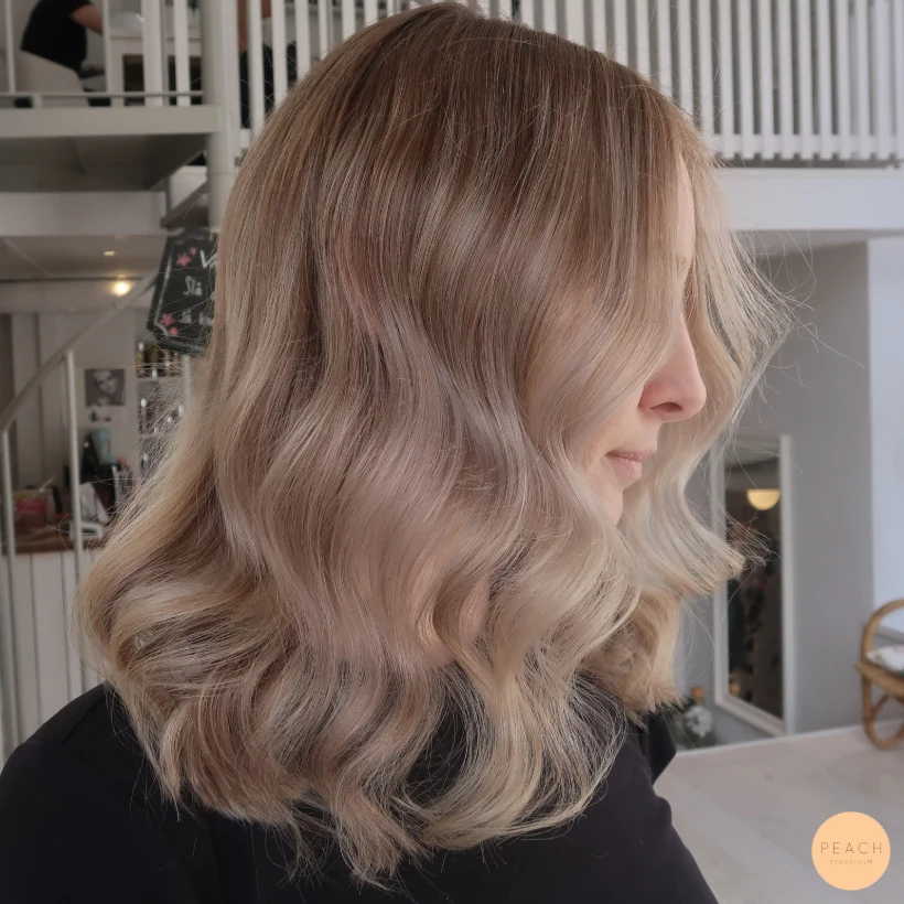 Blond balayage med mjuka lowlights och ljusa slingor