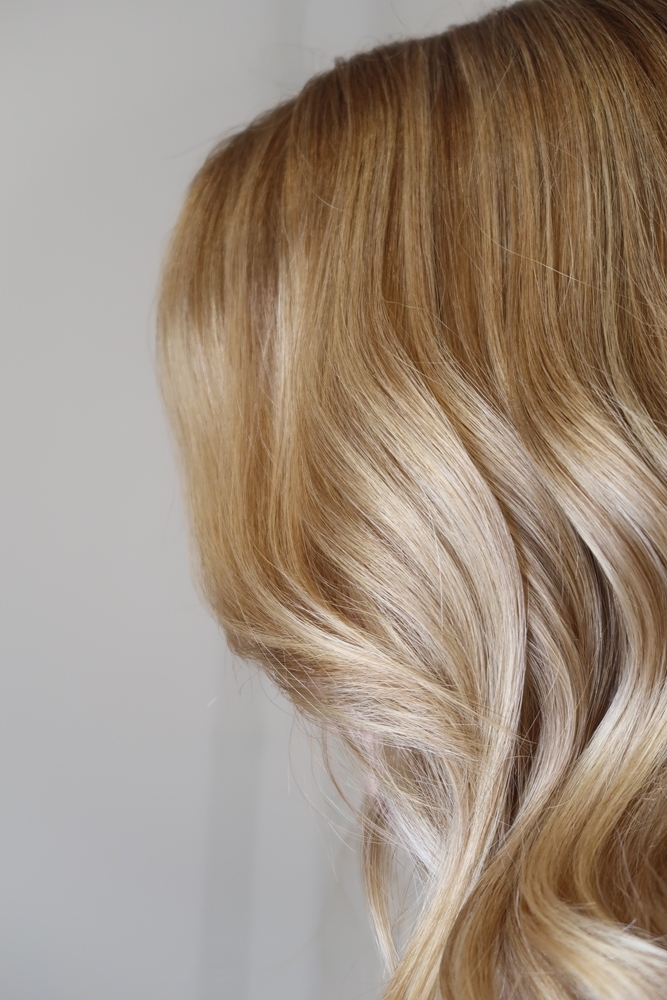 Balayage blont hår med ljusa slingor