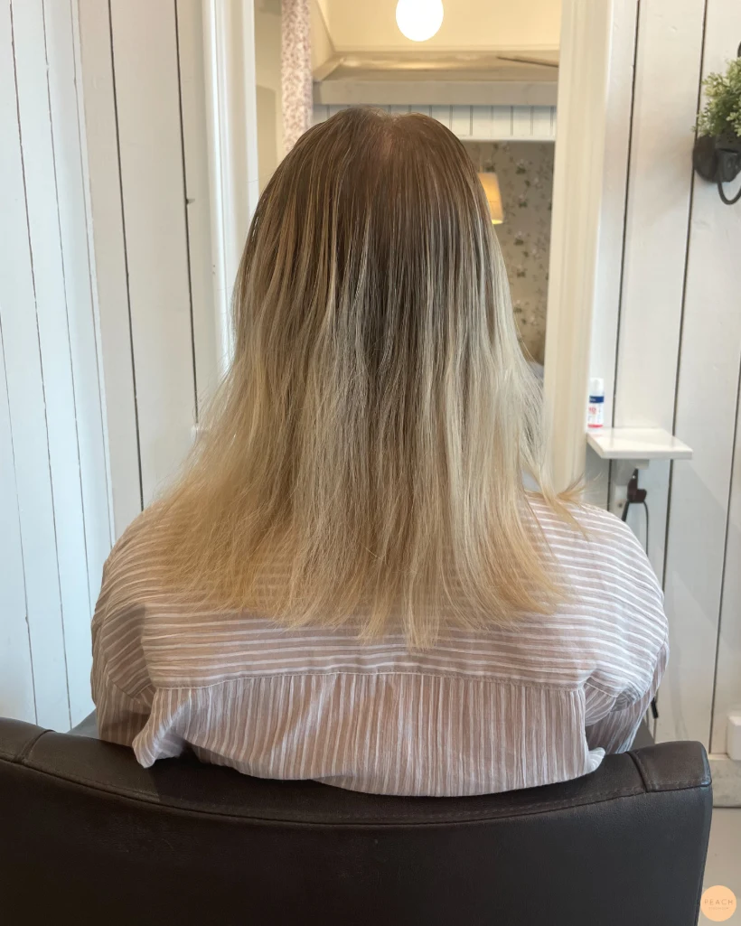 Kall blond hårfärg med ljusa slingor