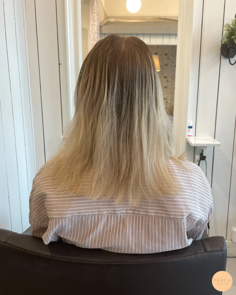 Kall blond hårfärg med ljusa slingor och mjuka teasylights
