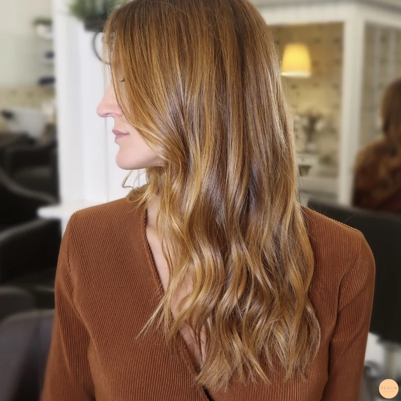 Honungsblond hårfärg med toner av karamell och koppar