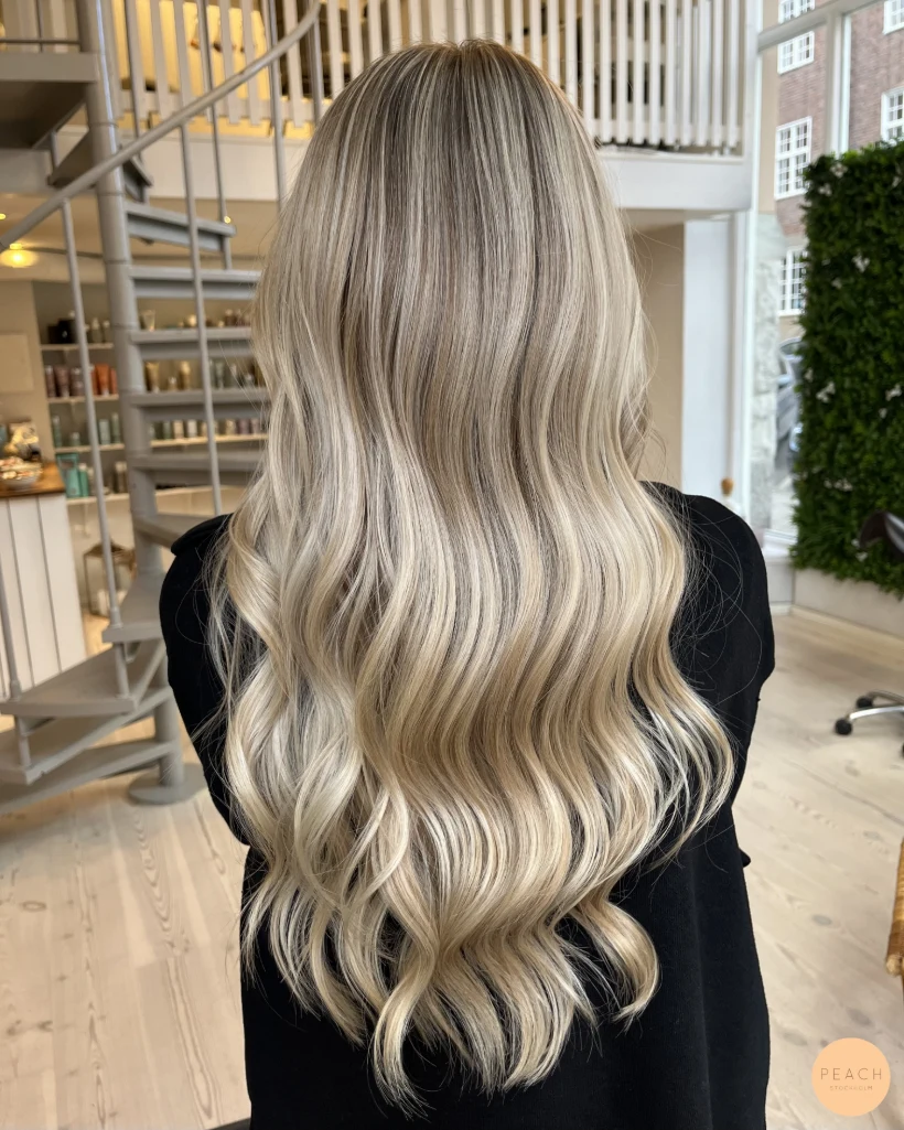 Kall blond hårfärg med ljusa slingor och extra glans