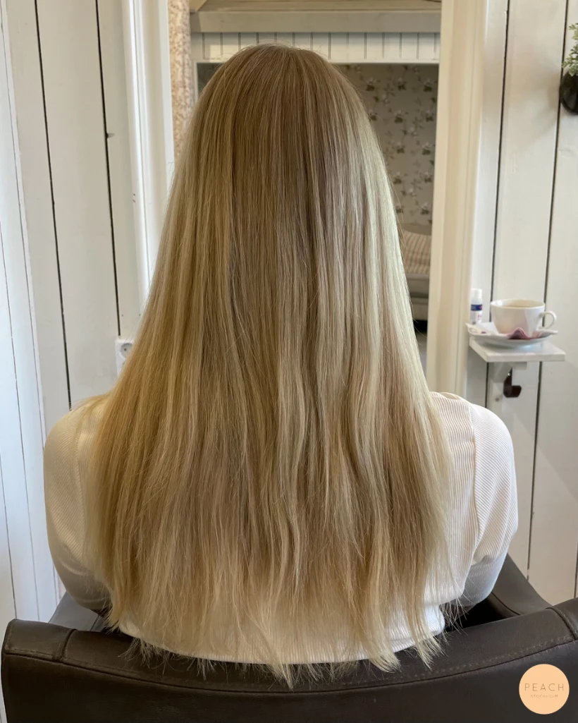 Ljusblond hårfärg med slingor