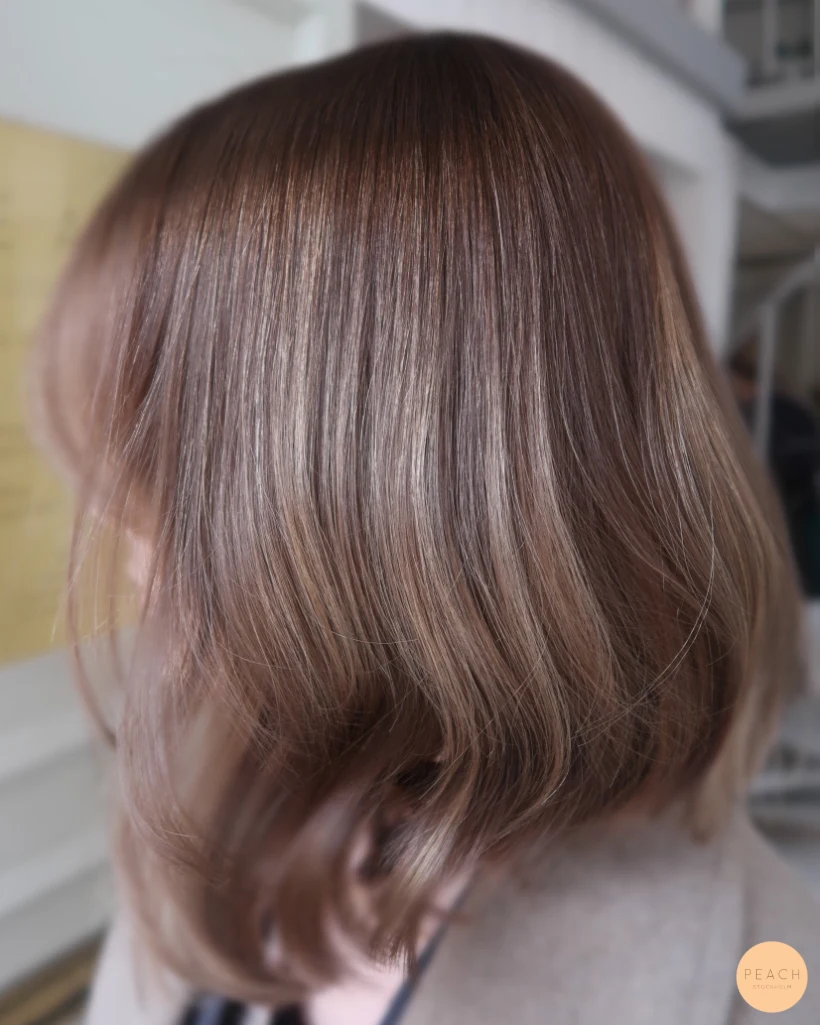 Från blond till brunett med mjuk root shadow