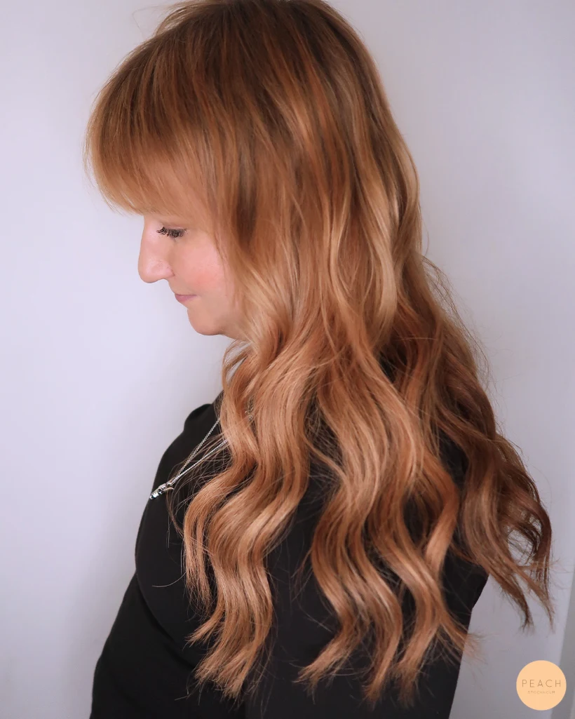 Hårförlängning med Hairtalk tejp hår i en varm, fin mörk blond frisyr på Peach Stockholm 's egna Camilla