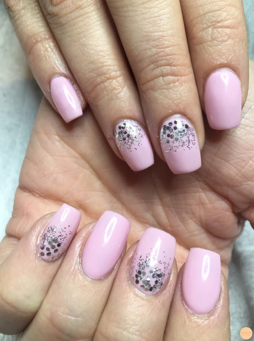 Rosa naglar med glitter