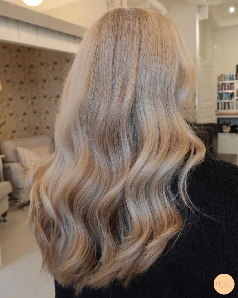 Beige blond hårfärg med ljusa och mörka slingor och ljusa slingor