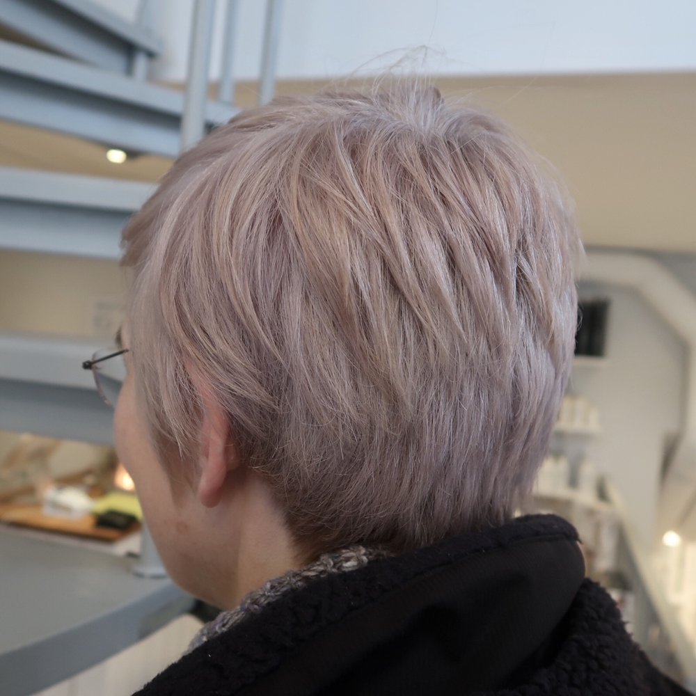 Avfärgning från rött till grått hår