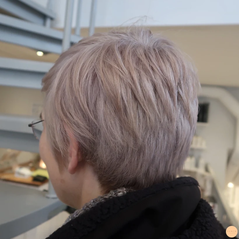 Avfärgning från rött till grått hår