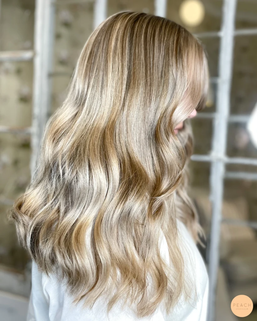 Sand beige hårfärg med mjuk root shadow