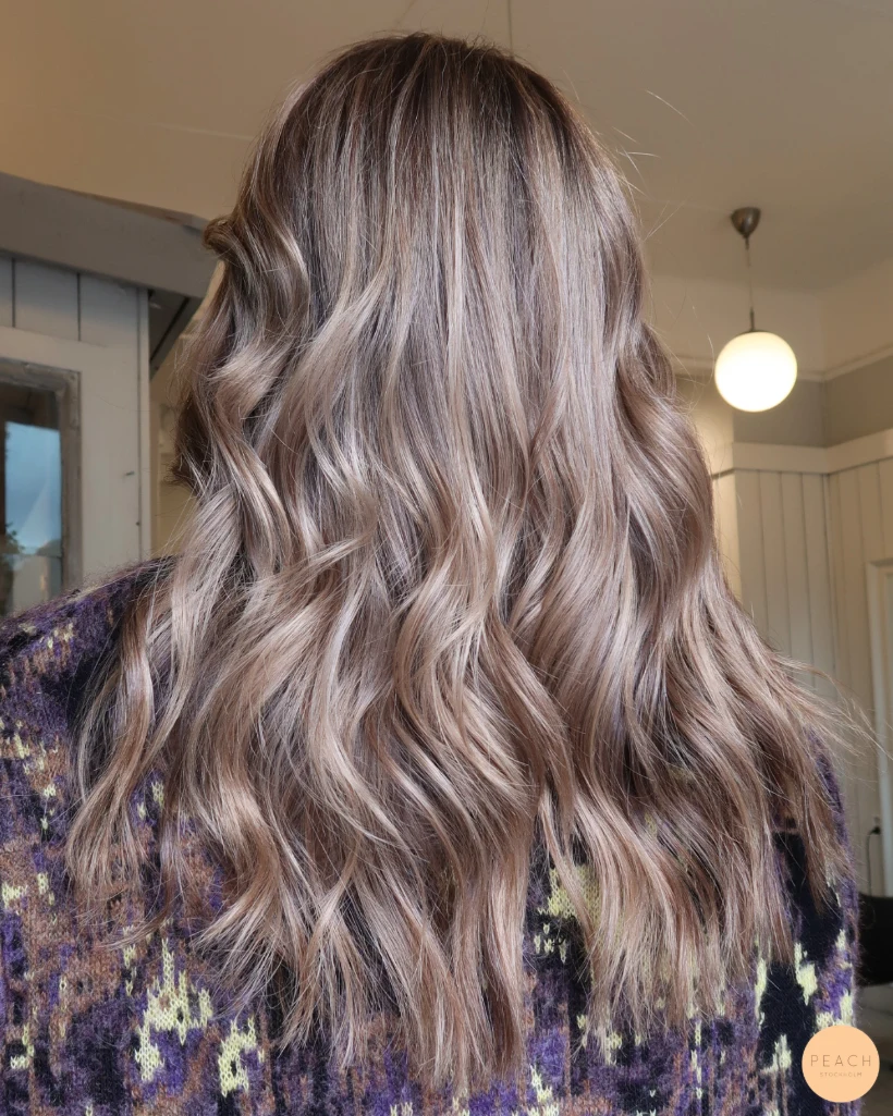 Beige blond hårfärg med ljusa slingor och krämig ton