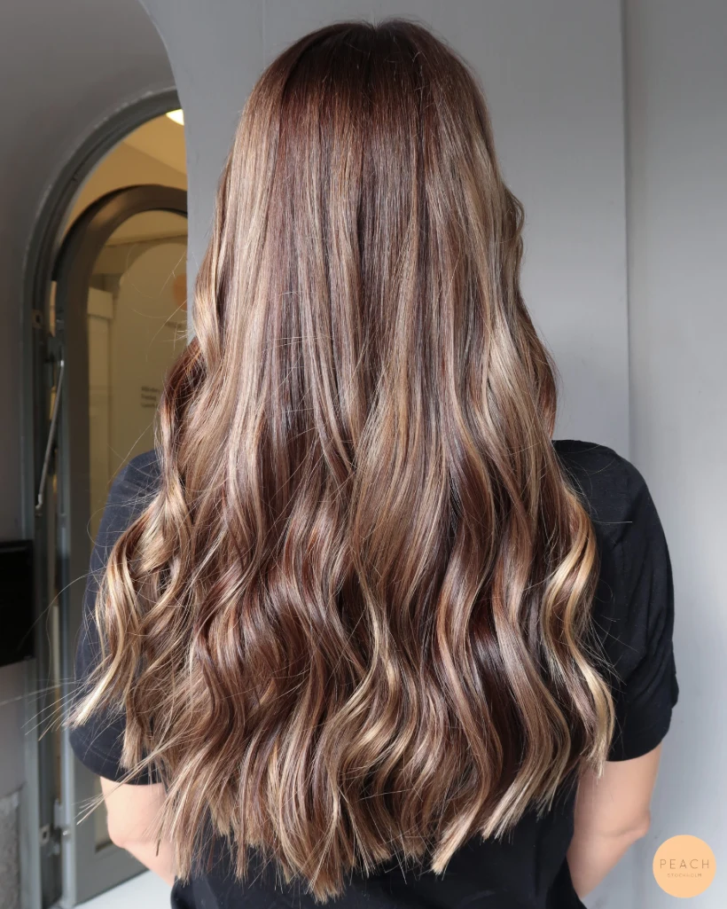 Bronde hårfärg med slingor och extra glans