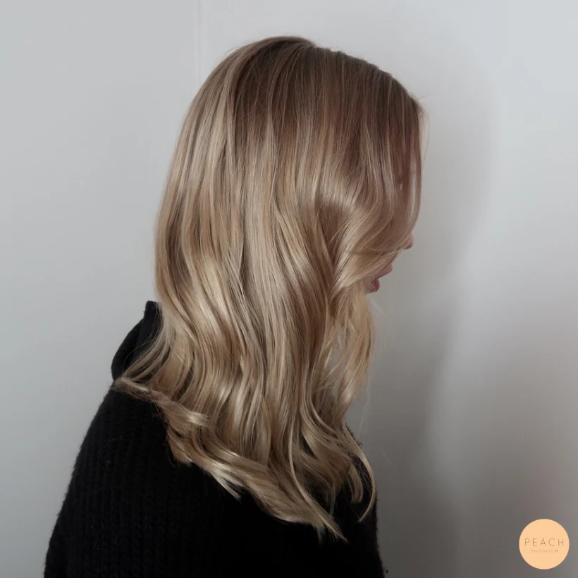 Blond balayage med mjuka lowlights