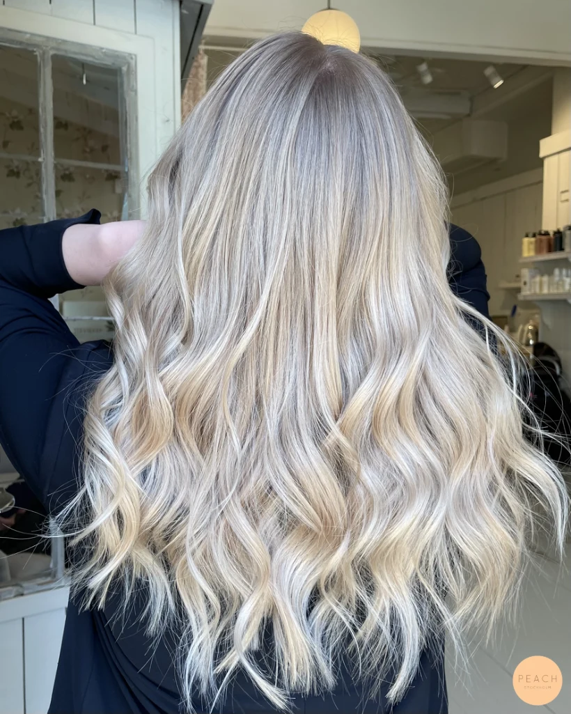 Ljusblond hårfärg med slingor