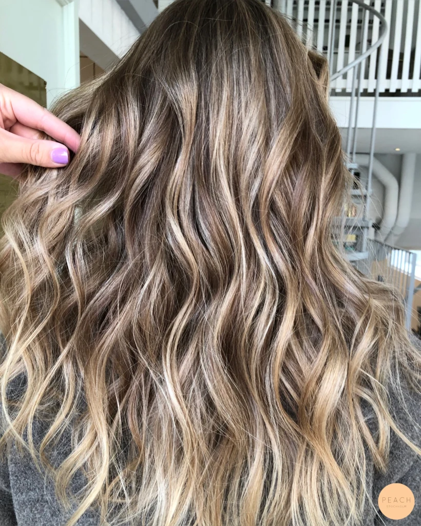 Bronde hårfärg med mjuka lowlights och ljusa slingor