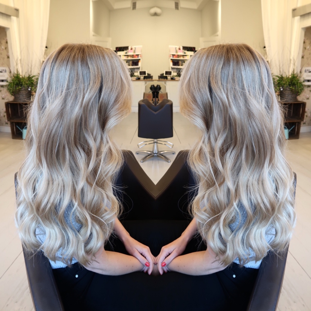 Kall blond hårfärg med slingor